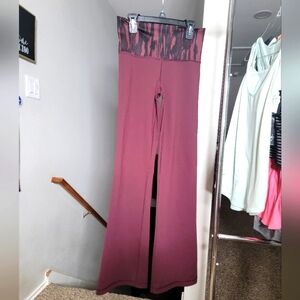 🍋 Lululemon Flare Leggings Maroon size 2-4 (inseam 33")